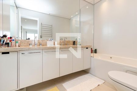 Apartamento à venda com 205m², 4 quartos e 4 vagasBanheiro da Suíte 1