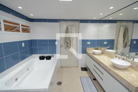 Casa à venda com 250m², 3 quartos e 3 vagasBanheiro da Suíte
