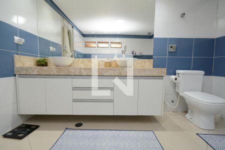 Casa à venda com 250m², 3 quartos e 3 vagasBanheiro da Suíte