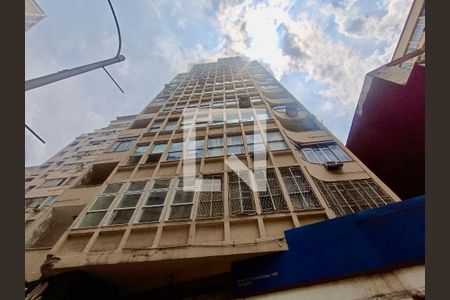 Apartamento à venda com 325m², 3 quartos e 2 vagasFachada com cartaz QA.