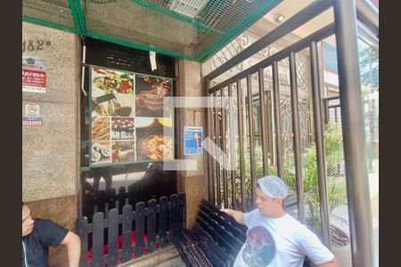 Apartamento à venda com 325m², 3 quartos e 2 vagasFachada com cartaz QA.