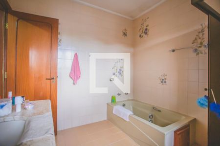 Casa à venda com 430m², 4 quartos e 5 vagas Casa à venda com 430m², 4 quartos e 5 vagasBanheiro Suíte