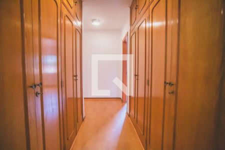 Casa à venda com 430m², 4 quartos e 5 vagas Casa à venda com 430m², 4 quartos e 5 vagasCorredor - Quartos