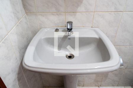 Casa para alugar com 100m², 2 quartos e 2 vagasBanheiro da Suíte