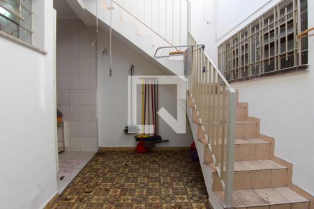 Casa à venda com 150m², 3 quartos e 2 vagas Casa à venda com 150m², 3 quartos e 2 vagasEscada