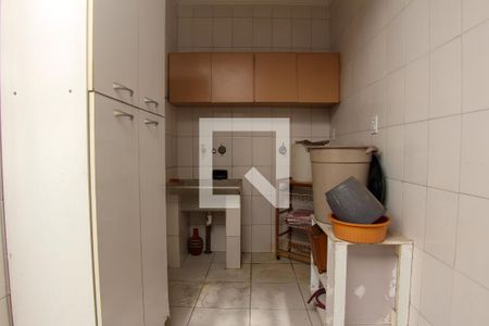 Casa à venda com 150m², 3 quartos e 2 vagas Casa à venda com 150m², 3 quartos e 2 vagasEscada