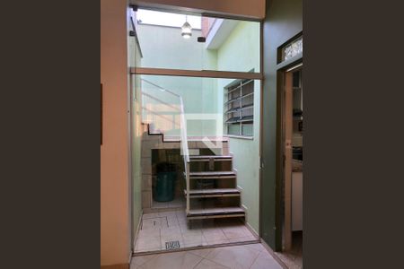 Casa à venda com 221m², 4 quartos e 2 vagas Casa à venda com 221m², 4 quartos e 2 vagasEscada