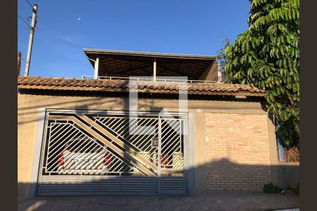 Casa à venda com 221m², 4 quartos e 2 vagas Casa à venda com 221m², 4 quartos e 2 vagasFachada