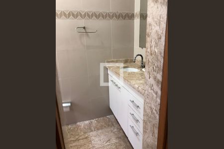 Casa à venda com 221m², 4 quartos e 2 vagas Casa à venda com 221m², 4 quartos e 2 vagasBanheiro