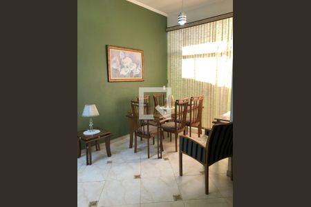 Casa à venda com 221m², 4 quartos e 2 vagas Casa à venda com 221m², 4 quartos e 2 vagasSala de Jantar