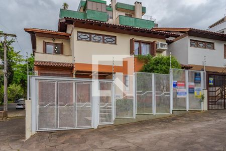 Casa à venda com 130m², 3 quartos e 2 vagas Casa à venda com 130m², 3 quartos e 2 vagasFachada