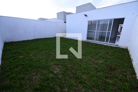 Casa de condomínio para alugar com 80m², 2 quartos e 2 vagasQuintal
