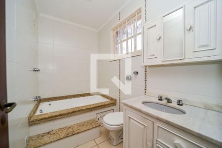 Casa à venda com 348m², 3 quartos e 3 vagasBanheiro da Suíte