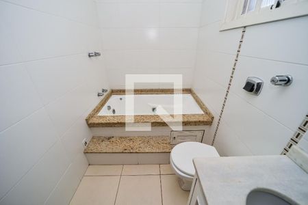 Casa à venda com 348m², 3 quartos e 3 vagasBanheiro da Suíte