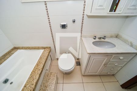 Casa à venda com 348m², 3 quartos e 3 vagasBanheiro da Suíte