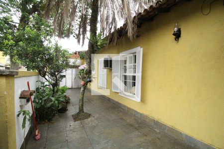 Casa de condomínio à venda com 324m², 3 quartos e 1 vagaLateral da casa