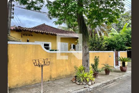 Casa de condomínio à venda com 324m², 3 quartos e 1 vaga Casa de condomínio à venda com 324m², 3 quartos e 1 vagaFachada