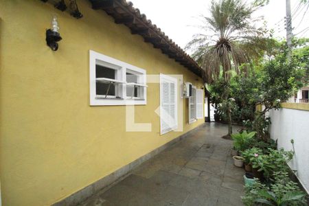 Casa de condomínio à venda com 324m², 3 quartos e 1 vagaLateral da casa