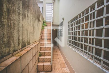 Casa à venda com 240m², 3 quartos e 3 vagasCorredor lateral