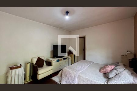 Casa à venda com 275m², 4 quartos e 2 vagasSuíte