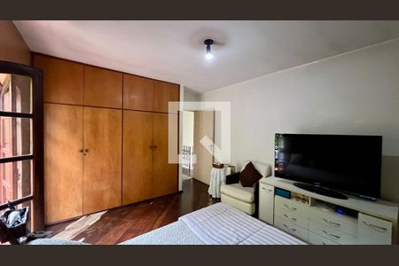 Casa à venda com 275m², 4 quartos e 2 vagasSuíte