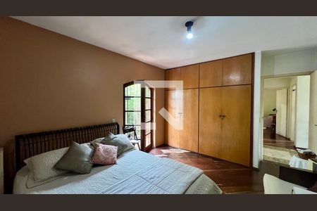 Casa à venda com 275m², 4 quartos e 2 vagasSuíte