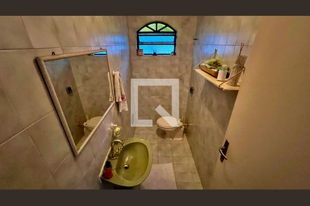 Casa à venda com 275m², 4 quartos e 2 vagasLavabo