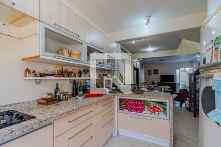 Casa à venda com 300m², 6 quartos e 4 vagas Casa à venda com 300m², 6 quartos e 4 vagasCozinha