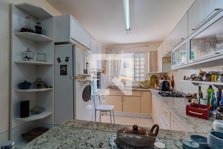 Casa à venda com 300m², 6 quartos e 4 vagas Casa à venda com 300m², 6 quartos e 4 vagasCozinha