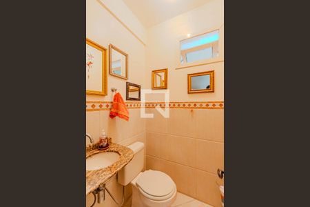 Casa à venda com 300m², 6 quartos e 4 vagas Casa à venda com 300m², 6 quartos e 4 vagasLavabo