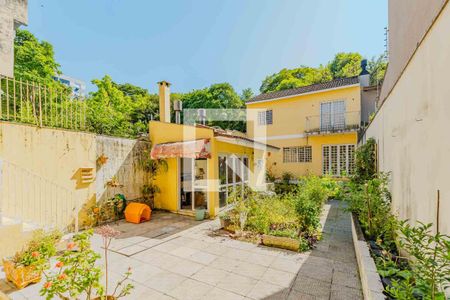 Casa à venda com 300m², 6 quartos e 4 vagas Casa à venda com 300m², 6 quartos e 4 vagasÁrea externa