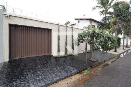 Casa para alugar com 265m², 3 quartos e 5 vagasFachada