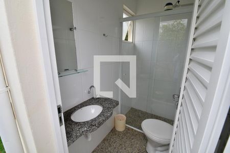 Casa de condomínio à venda com 230m², 2 quartos e 3 vagasBanheiro de serviço