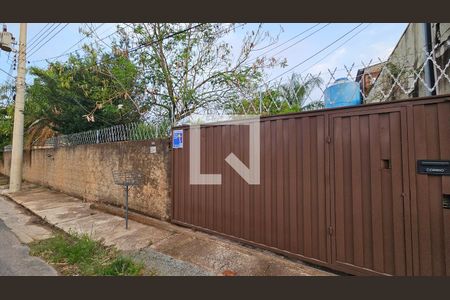 Casa à venda com 250m², 2 quartos e 2 vagas Casa à venda com 250m², 2 quartos e 2 vagasFachada + Plaquinha