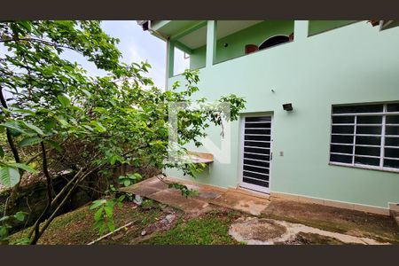 Casa à venda com 250m², 2 quartos e 2 vagas Casa à venda com 250m², 2 quartos e 2 vagasFachada
