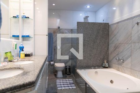 Apartamento à venda com 325m², 3 quartos e 3 vagas Apartamento à venda com 325m², 3 quartos e 3 vagasBanheiro da Suíte 2