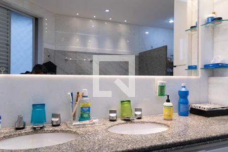 Apartamento à venda com 325m², 3 quartos e 3 vagas Apartamento à venda com 325m², 3 quartos e 3 vagasBanheiro da Suíte 2
