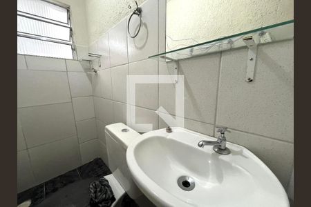 Banheiro  de casa para alugar com 1 quarto, 20m² em Vila Guarani (zona Sul), São Paulo