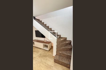 Casa à venda com 167m², 3 quartos e 2 vagasEscada