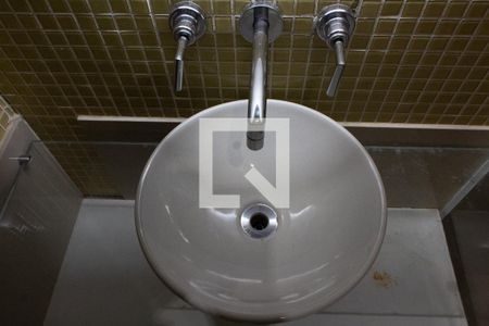 Casa de condomínio para alugar com 402m², 4 quartos e 3 vagasBANHEIRO DA SUITE 1