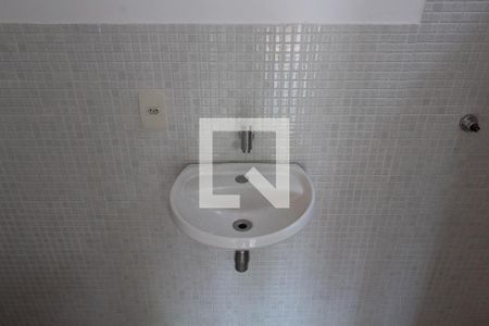 Casa de condomínio para alugar com 402m², 4 quartos e 3 vagasBANHEIRO DA ÁREA DE SERVIÇO