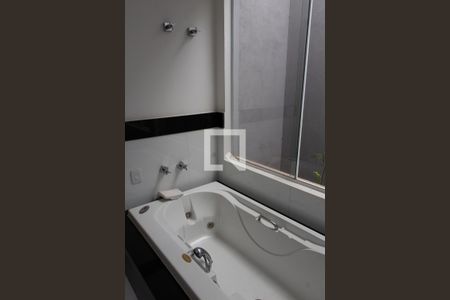 Casa de condomínio para alugar com 402m², 4 quartos e 3 vagasBANHEIRO DA SUITE MASTER