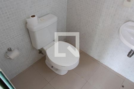Casa de condomínio para alugar com 402m², 4 quartos e 3 vagasBANHEIRO DA ÁREA DE SERVIÇO