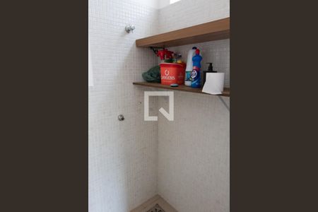 Casa de condomínio para alugar com 402m², 4 quartos e 3 vagasBANHEIRO DA ÁREA DE SERVIÇO