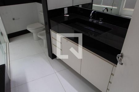 Casa de condomínio para alugar com 402m², 4 quartos e 3 vagasBANHEIRO DA SUITE MASTER