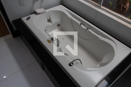 Casa de condomínio para alugar com 402m², 4 quartos e 3 vagasBANHEIRO DA SUITE MASTER