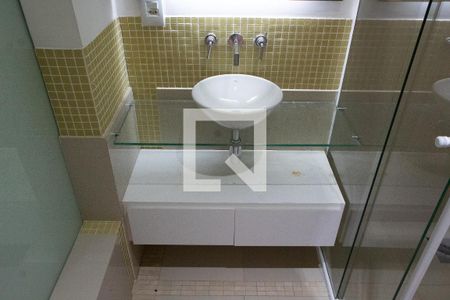 Casa de condomínio para alugar com 402m², 4 quartos e 3 vagasBANHEIRO DA SUITE 1