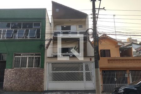 Casa à venda com 200m², 3 quartos e 3 vagas Casa à venda com 200m², 3 quartos e 3 vagasFachada
