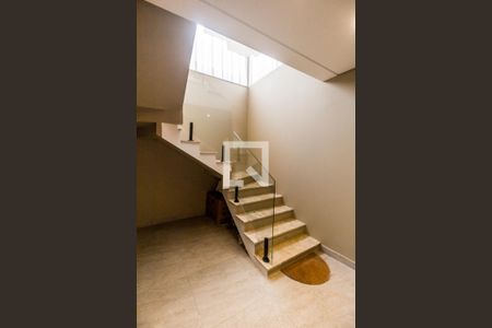 Casa de condomínio à venda com 324m², 3 quartos e 3 vagasEscada