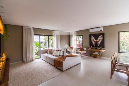 Sala de TV de casa de condomínio à venda com 3 quartos, 324m² em Alphaville, Santana de Parnaíba